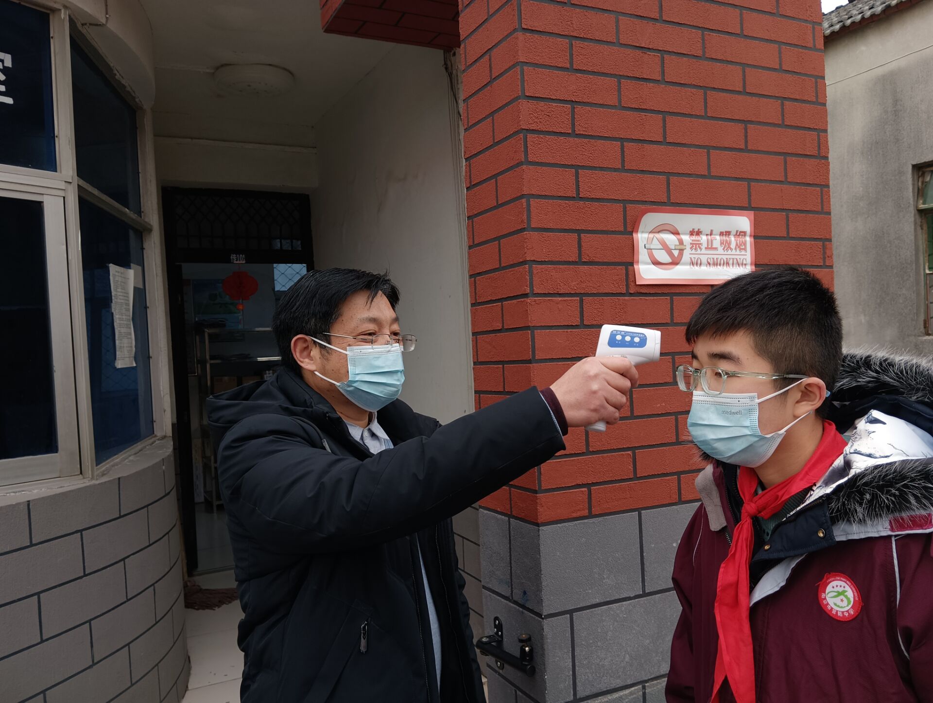 营防中学开展新学期疫情防控应急演练活动_html_62ae2d5a.jpg