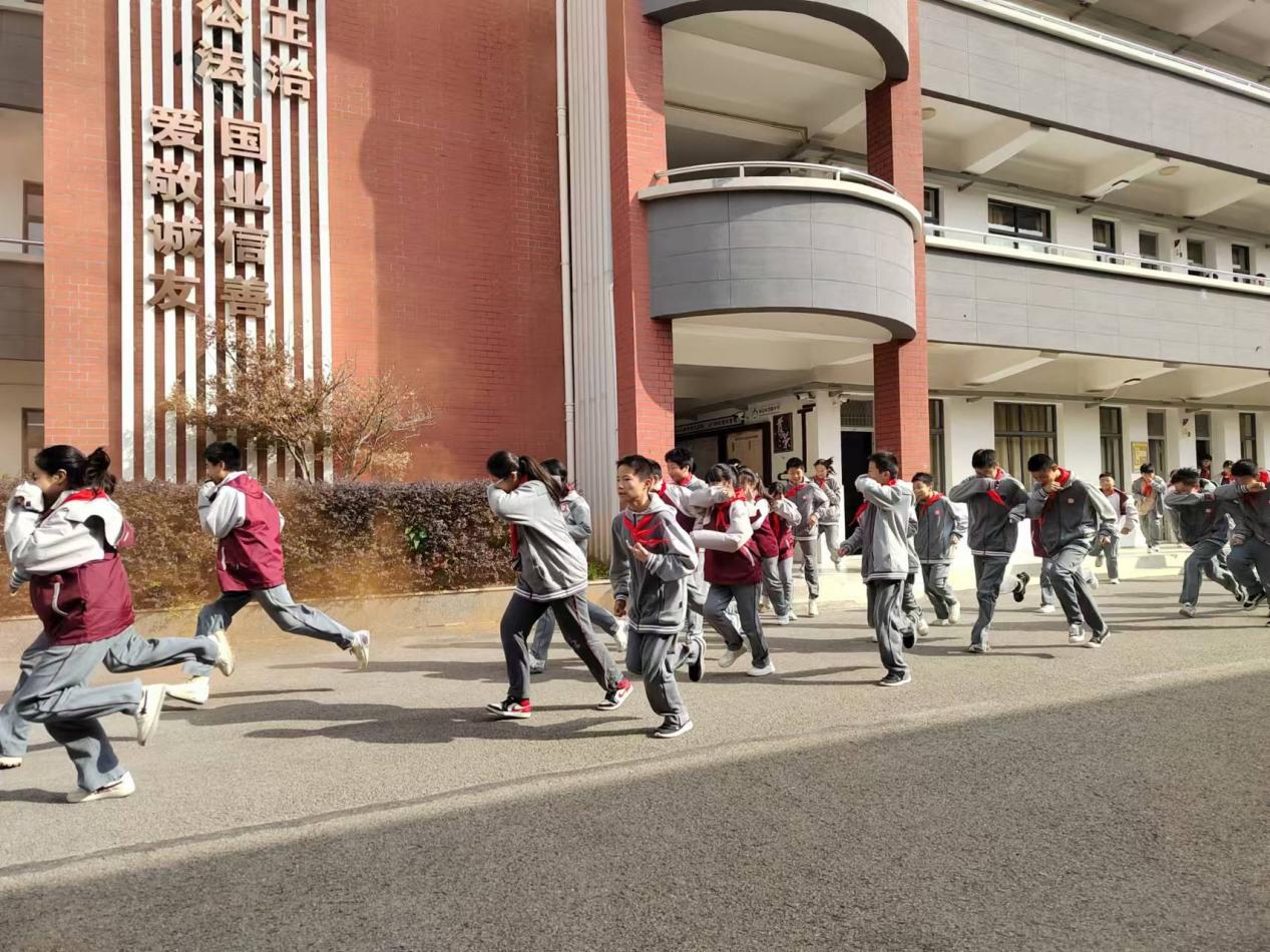 3.10 消防疏散_html_2c9fb67c.jpg