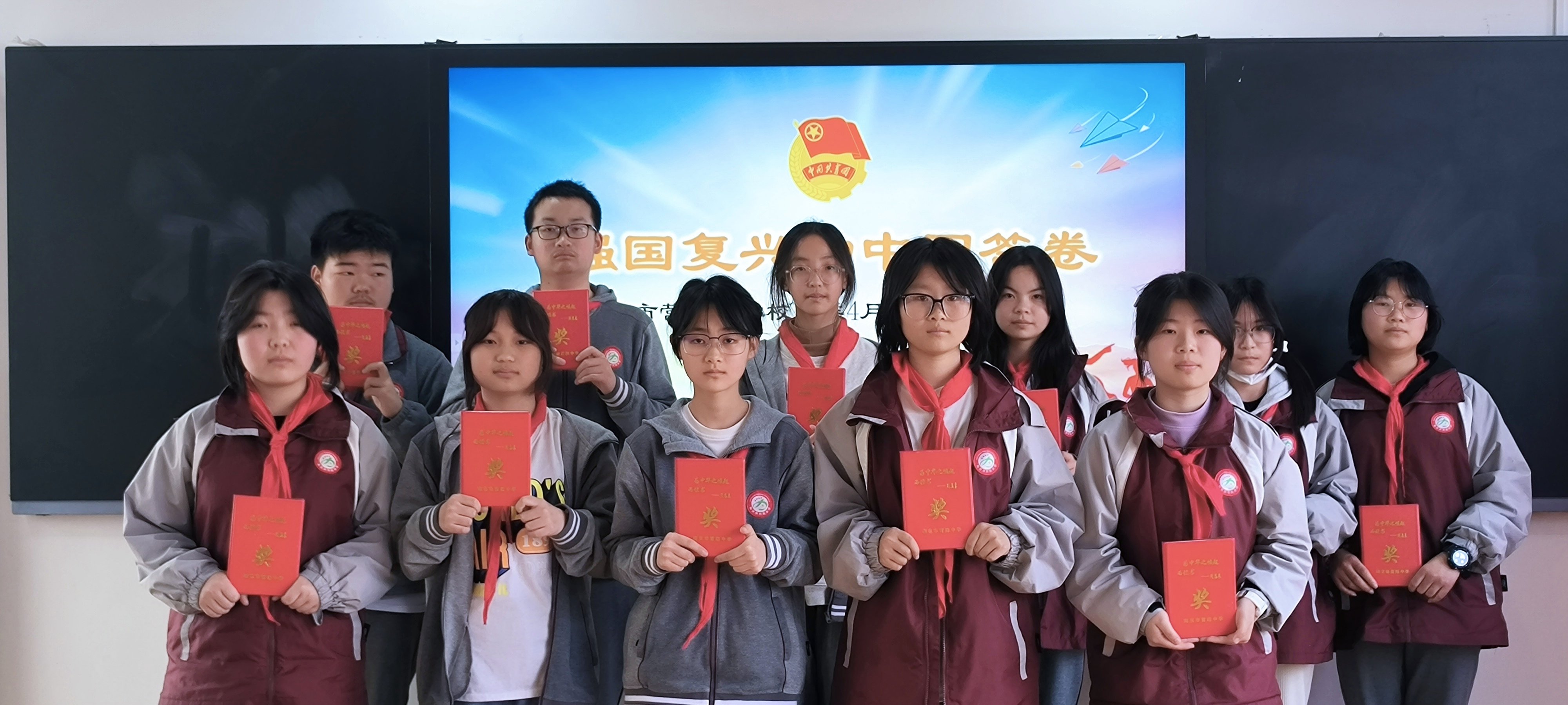 【新闻稿】追寻革命历史足迹传承奋斗创新精神营防中学开展我们的节日清明经典诵读_html_c38f9a.jpg
