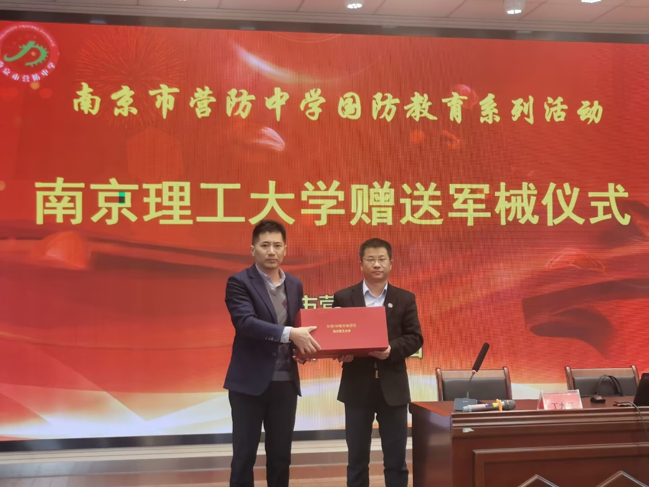 军事专家进校园 国防教育进讲堂_html_m37617082.jpg