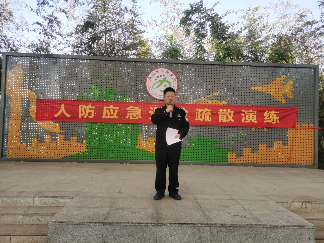 南京市营防中学举行安全教育消防疏散演练_html_2d5e04dc.jpg