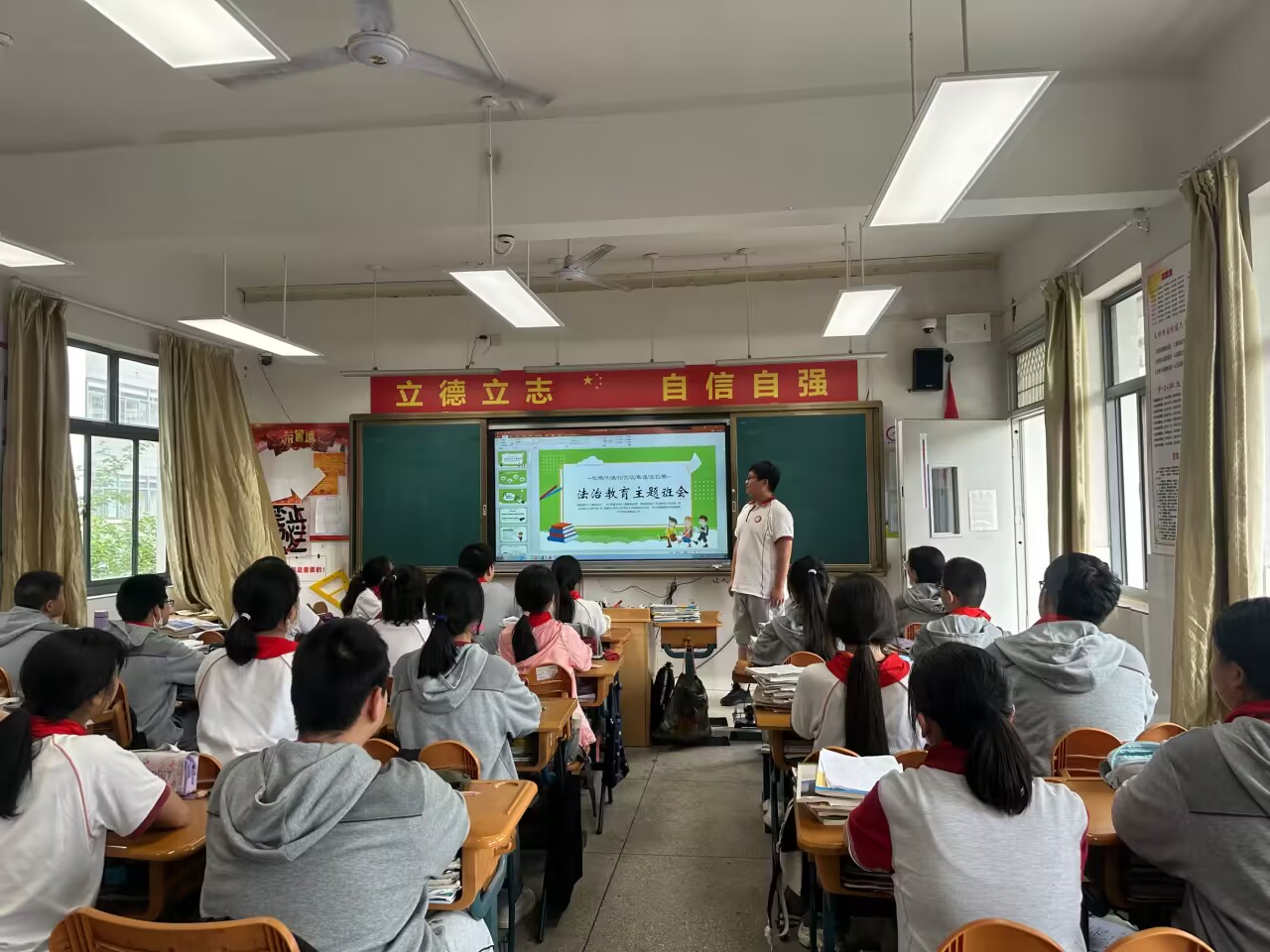 南京市营防中学5月份法治教育宣传周活动总结_html_m55252da4.jpg