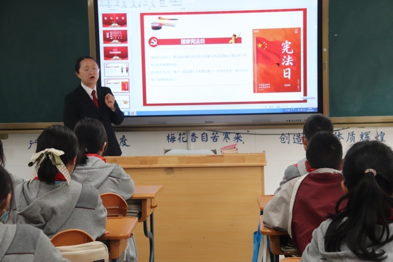 宪法伴我一生_html_m7a54c6f1.jpg
