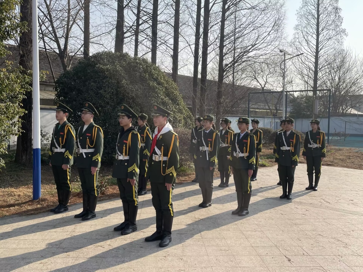 向优秀标兵学习  展尊荣少年风采_html_20b98c90.jpg