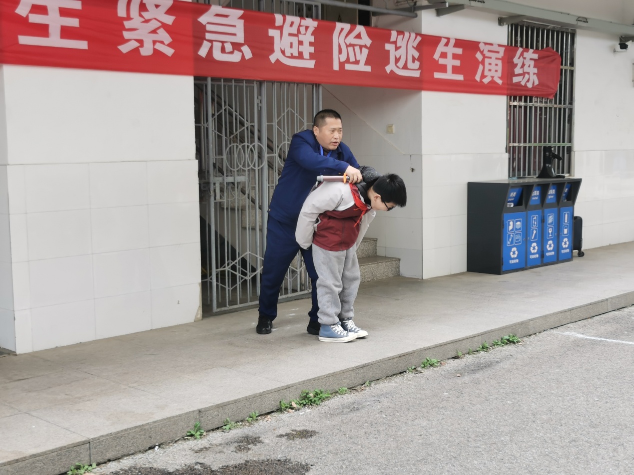 消防疏散演练新闻稿（3.31）_html_m1a419a37.jpg