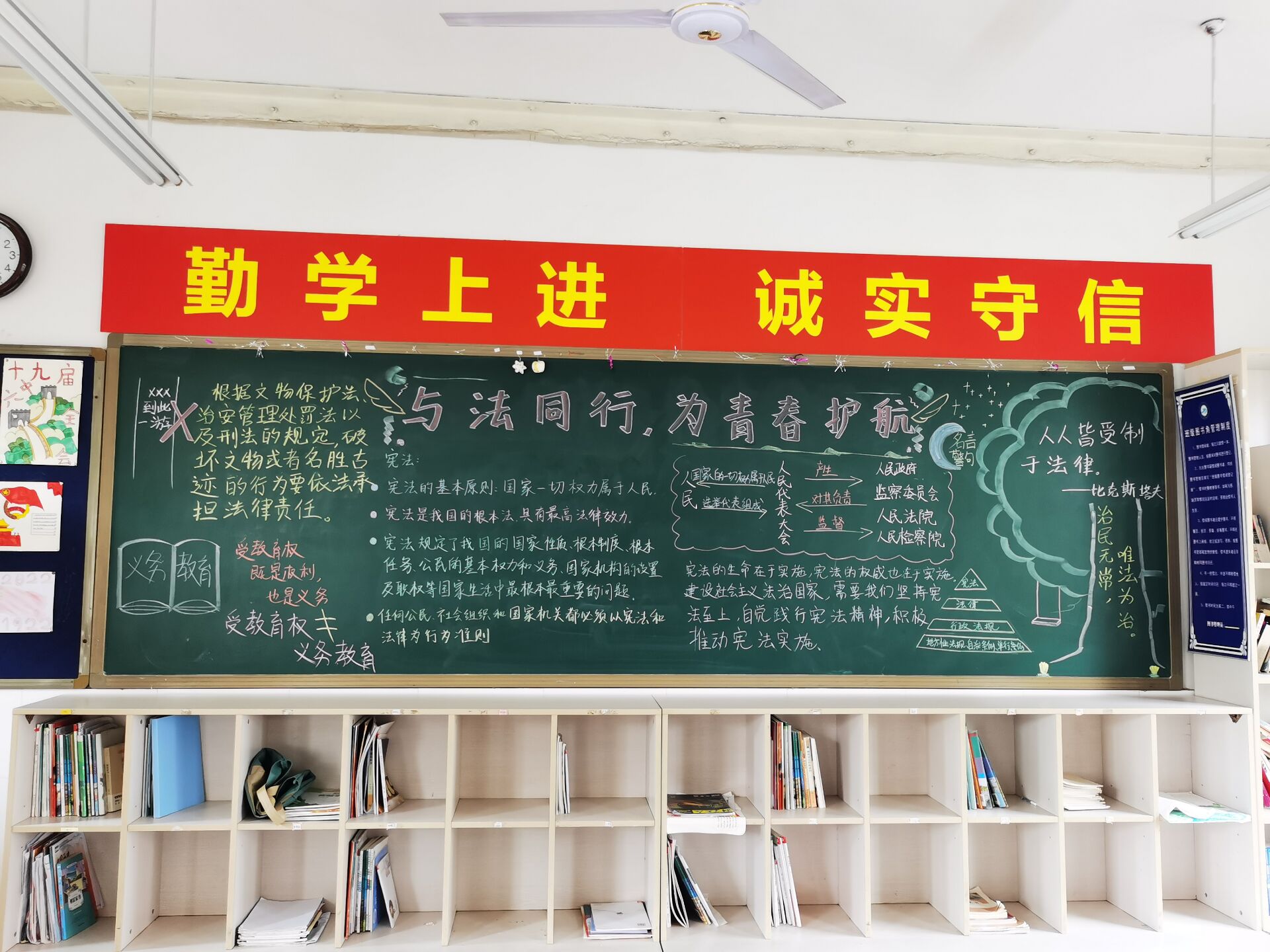 法治教育宣传周系列活动_html_m70672cab.jpg