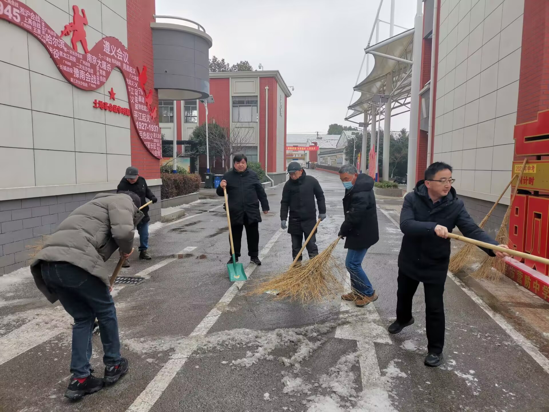【尊荣营中】扫雪除冰 情满校园  ——南京市营防中学“四带工程”书记抓党建项目活动