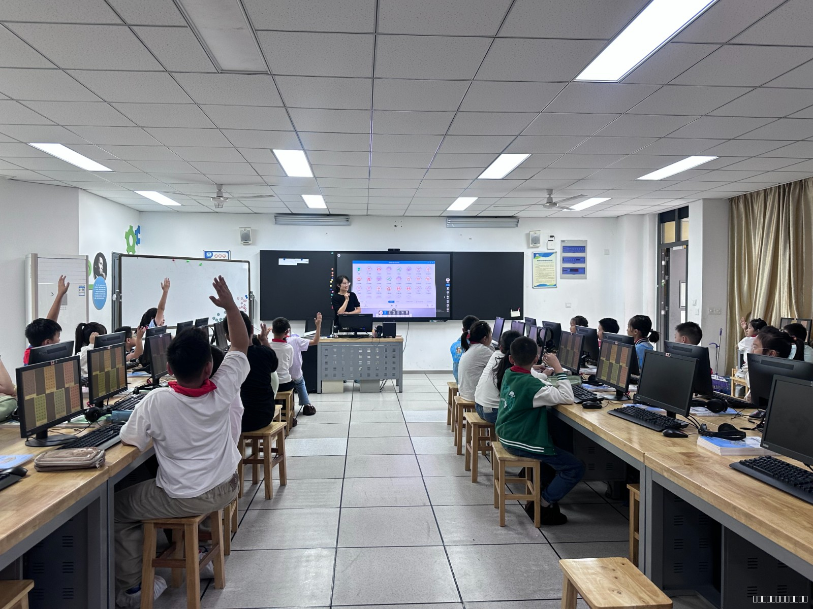 20251017栖小信息科技教研组活动(二).jpg 20251017栖小信息科技教研组活动(二).jpg