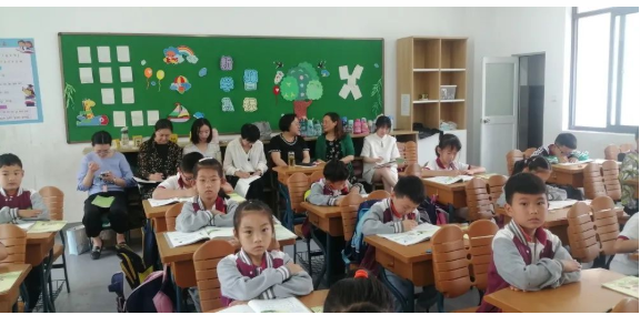 【悦群燕小 友学课堂】晴风暖日生麦气 绿阴幽草胜花时——栖霞区语文研训员陈瑶老师莅临指导燕小低语课堂教学