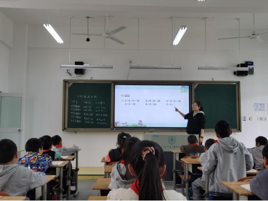 【悦群燕小】因互动而精彩，因自主而发展——燕子矶中心小学数学组校本研修活动（二）