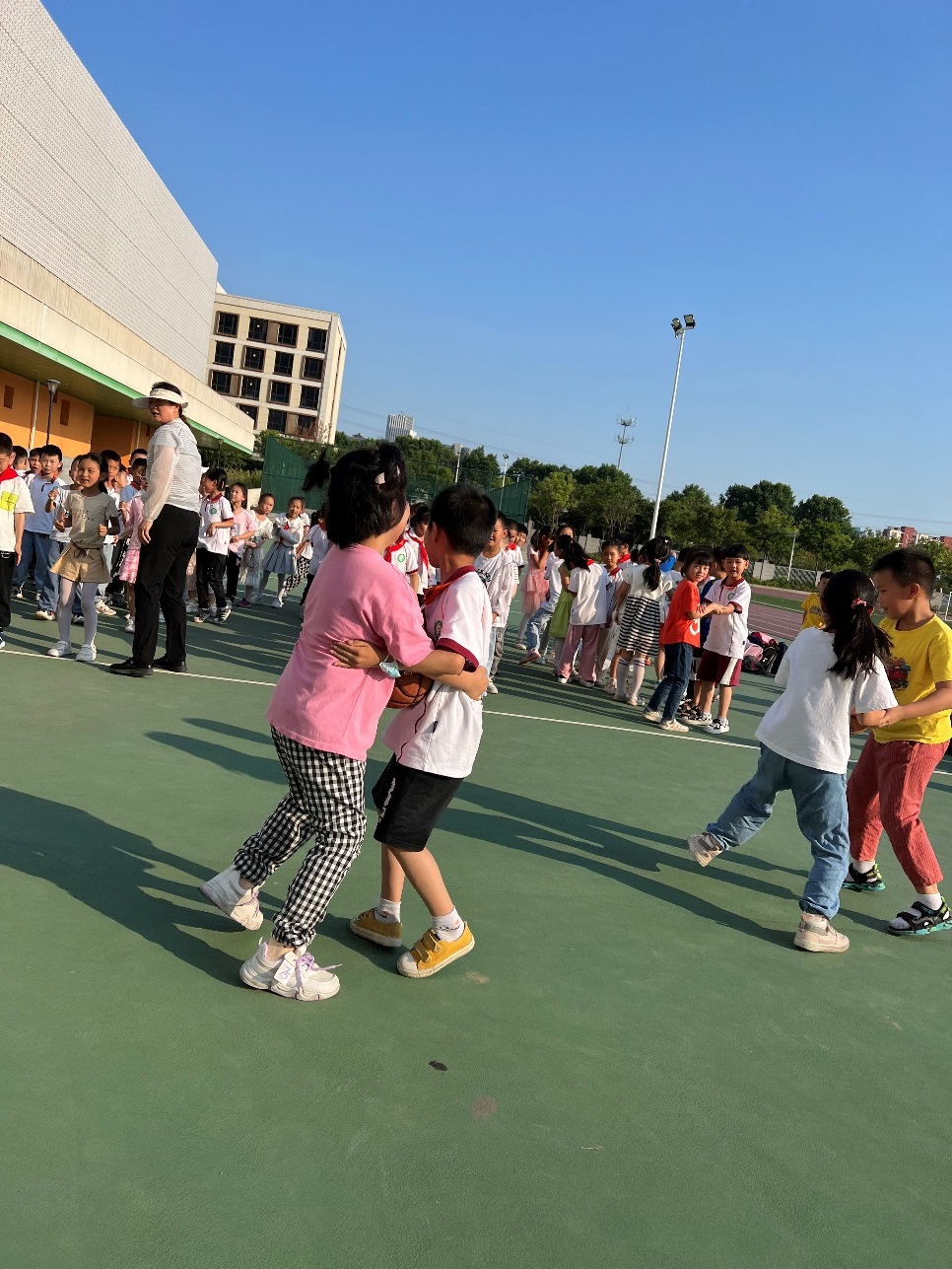C28-8-2-6  燕小6月夹球接力赛_html_m6e179f10.jpg