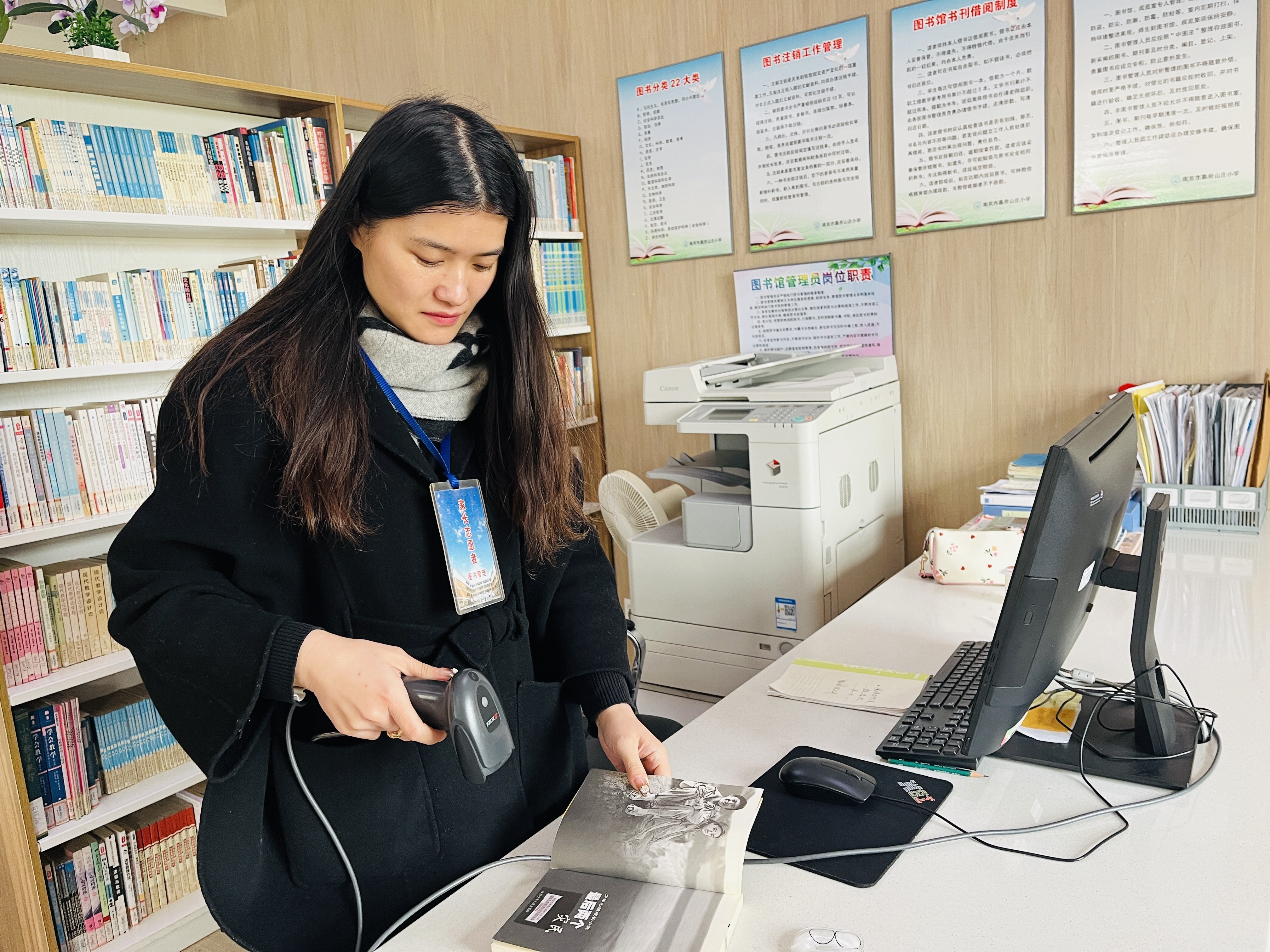 励进幕小 家校共育——图书馆家长志愿者进校园1_html_510cf8d2.jpg