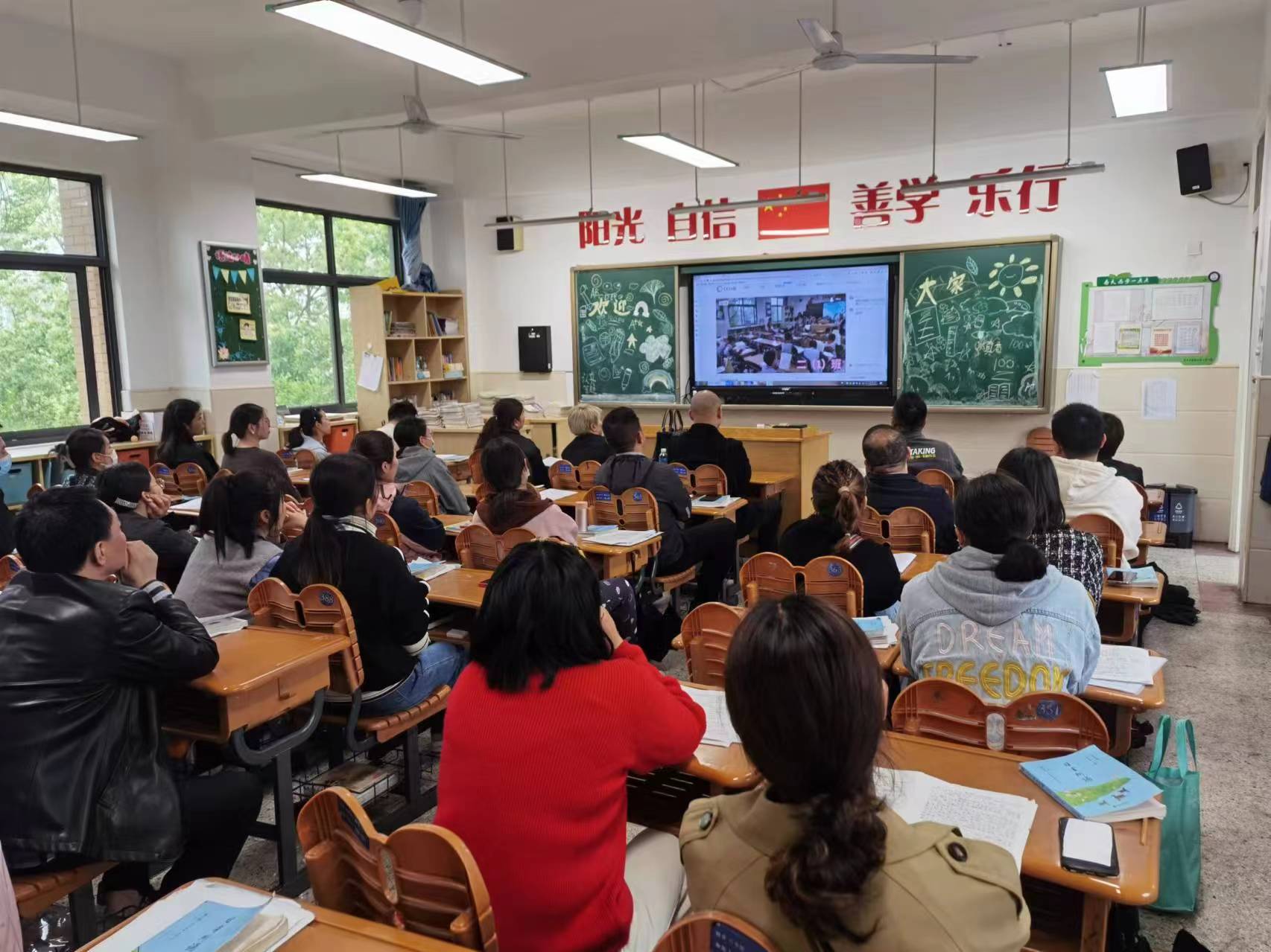 家长会报道_html_m5079929c.jpg