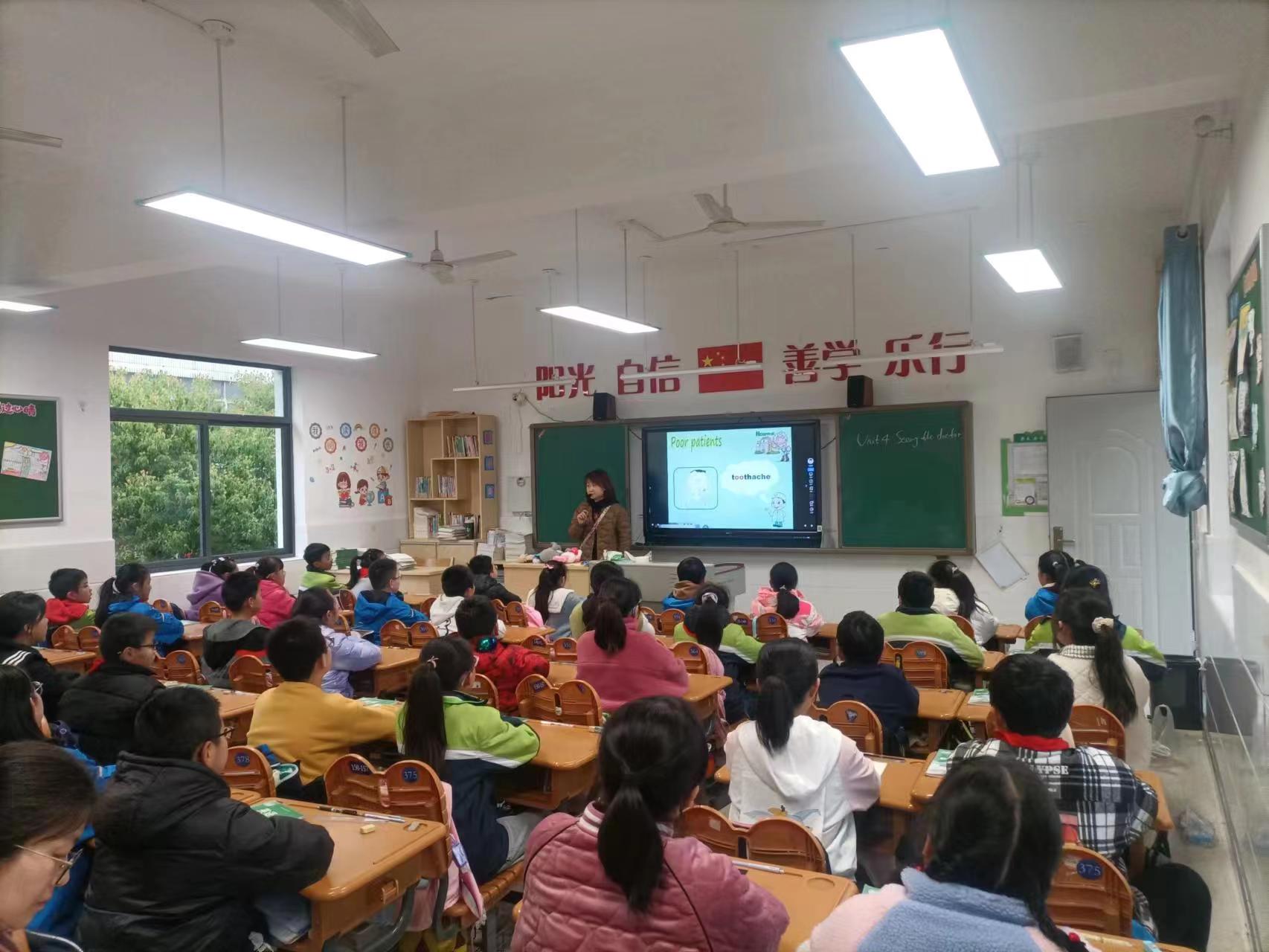 主题课例月报道_html_m6a211061.jpg