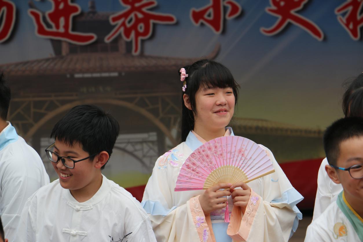 红领巾爱祖国 传承中华经典汉服节报道_html_67427ec8.jpg