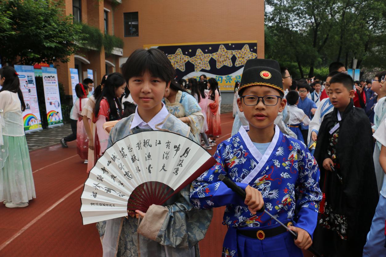 红领巾爱祖国 传承中华经典汉服节报道_html_m4c424578.jpg