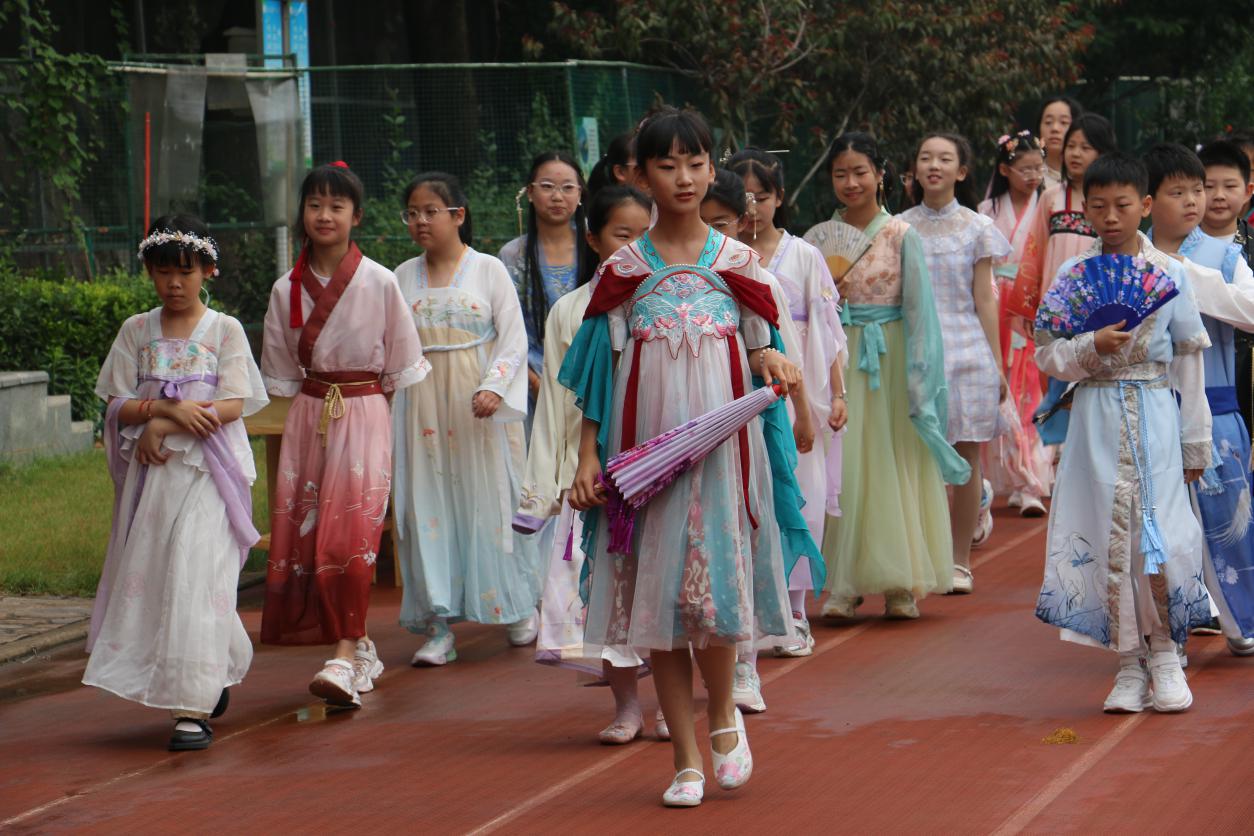 红领巾爱祖国 传承中华经典汉服节报道_html_623b6ffb.jpg