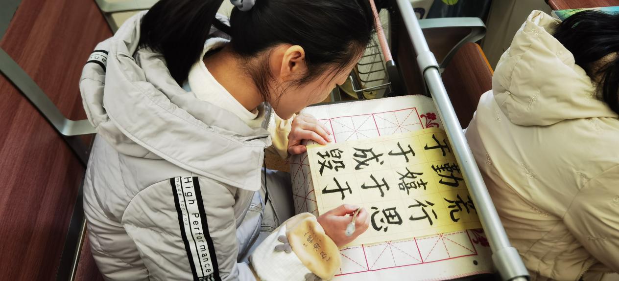 【励进幕小】 习字育人  点墨修心——记幕府山庄小学青年教师毛笔字竞赛_html_ma9b72e3.jpg