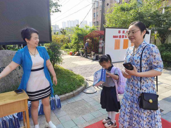 一年级报道_html_m1b691f07.jpg