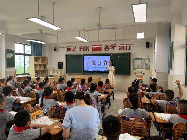 推门听课报道_html_2df5493.jpg
