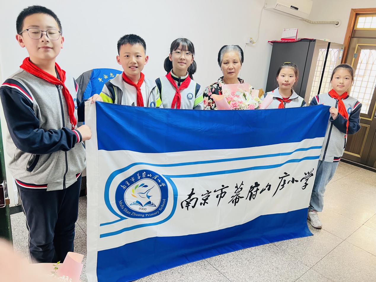 小小雷锋行善举  真情慰问暖人间新闻稿_html_33eaba32.jpg