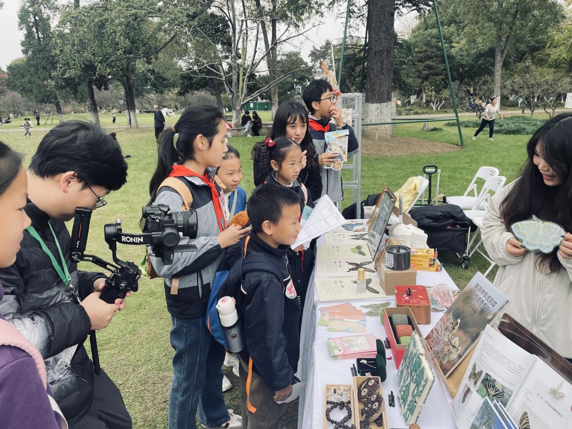 幕小学子参加南京市环保小局长活动_html_m6dfc84ff.jpg