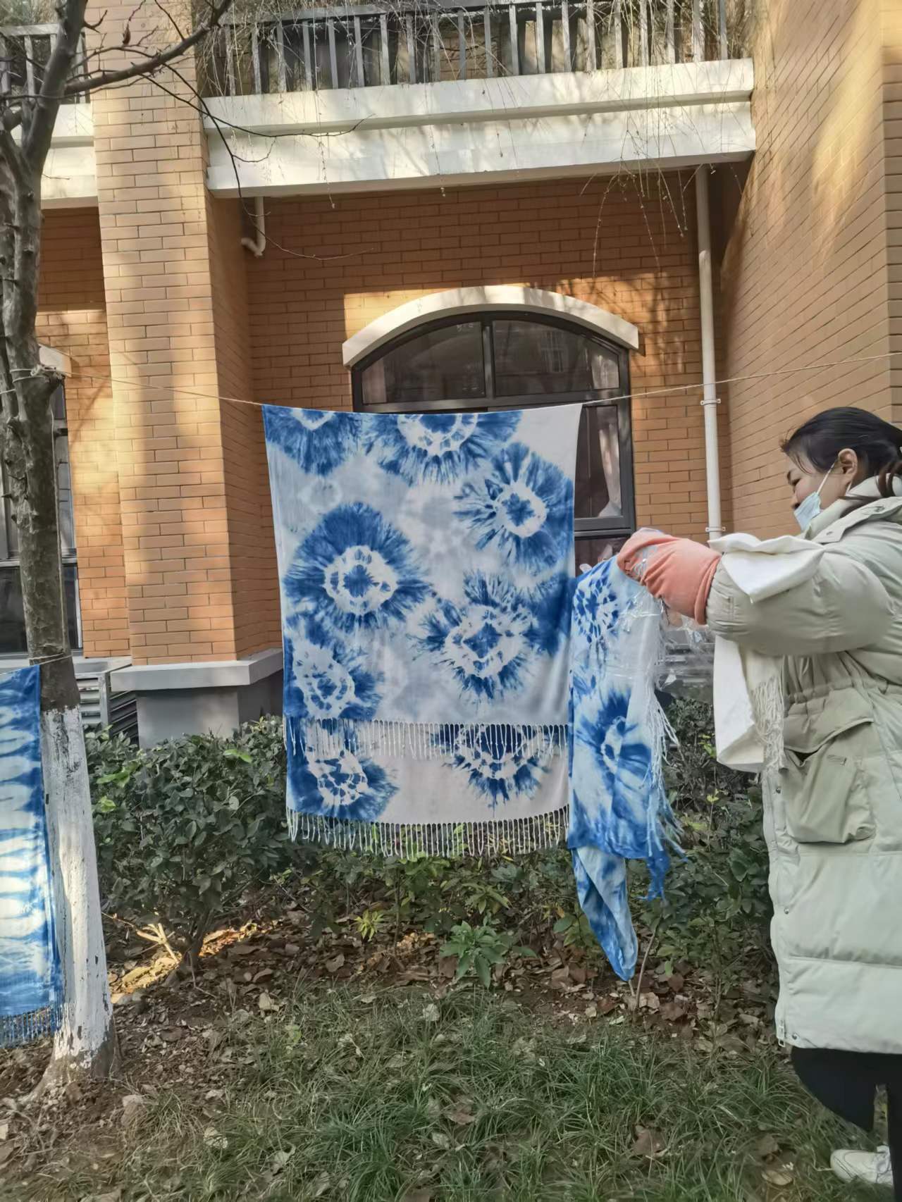布艺非遗进校园 师生传承学扎染报道_html_m134a5906.jpg