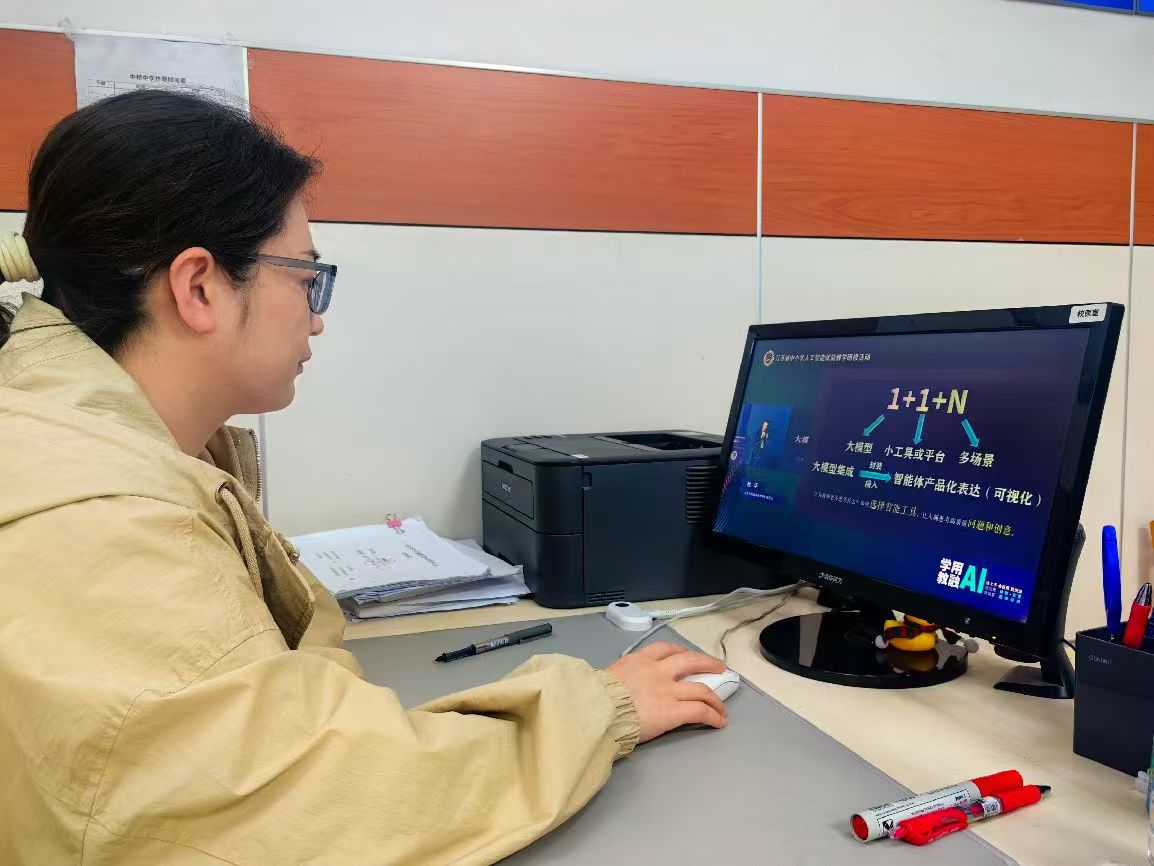 南京市八卦洲中桥中学全体教师参加_html_mfb33381.jpg