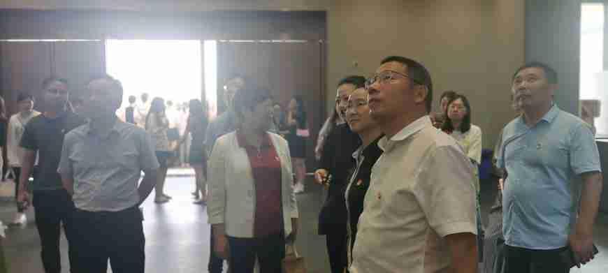 【二稿】七一党员外出学习师德馆新闻_html_4bb3e46c.jpg