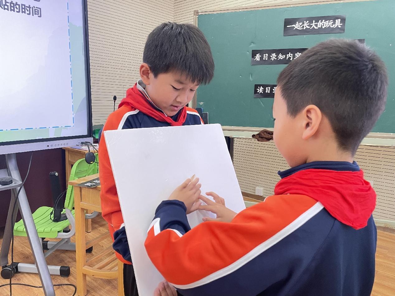 【已改】读经典文本，听思维花开——记金陵小学语文教研组“快乐读书吧”课例研讨活动(1)_html_m5673ff56.jpg