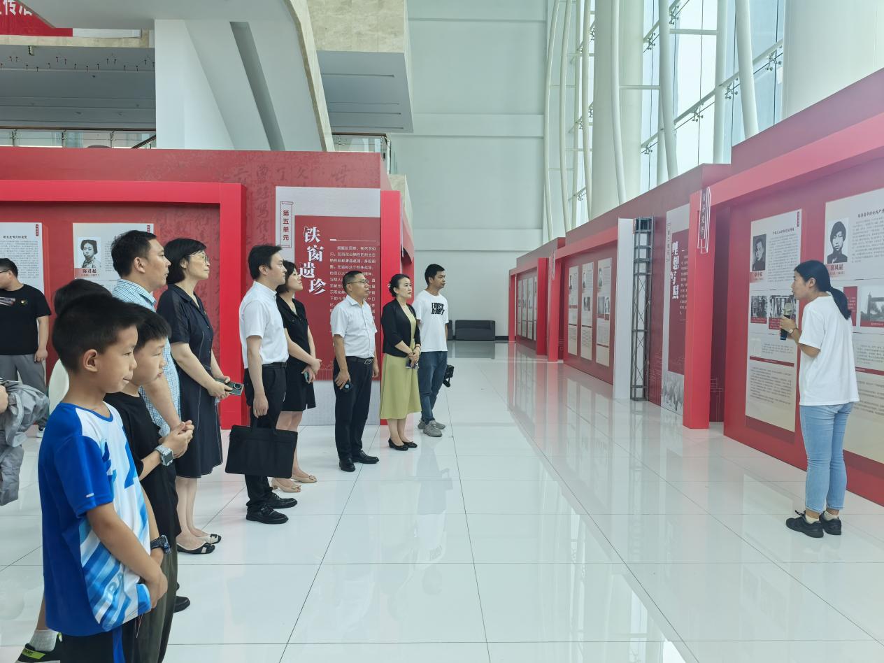 【石抱树·先锋行】（主题党日）党建引领聚合力 立心铸魂促发展——金陵小学党委庆“七一”主题党日暨党员学习大会(1)_html_5d5a540a.jpg