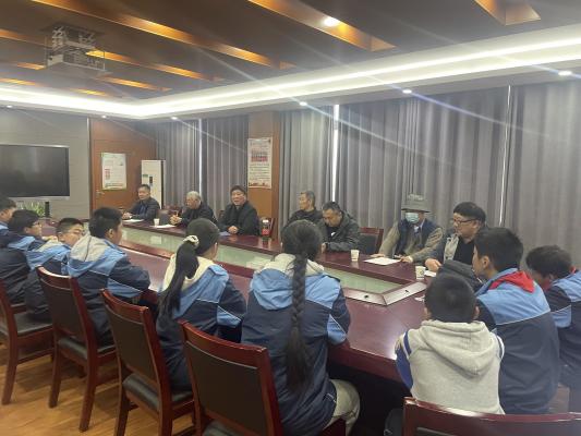 开展关爱帮扶 强化法治教育——华电中学邀请栖霞区关工委开展帮扶助困及法治主题教育活动_html_5d387c48.jpg