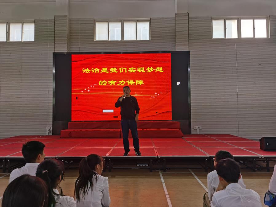 宪法宣传进校园，普法教育伴成长——华电中学开展“宪法宣传周”系列活动_html_m2bcd64ce.jpg