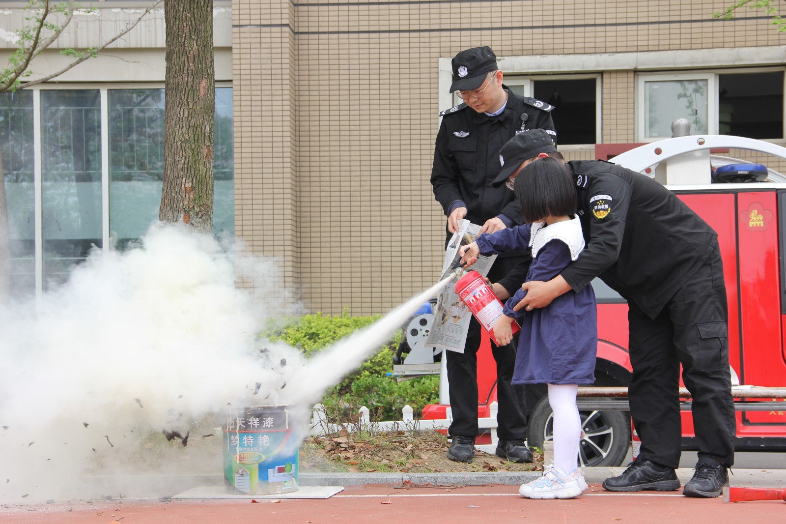 （花港一小）消防演练警钟长鸣 安全教育常抓不懈 ——花港第一小学举行消防安全演练与教育活动