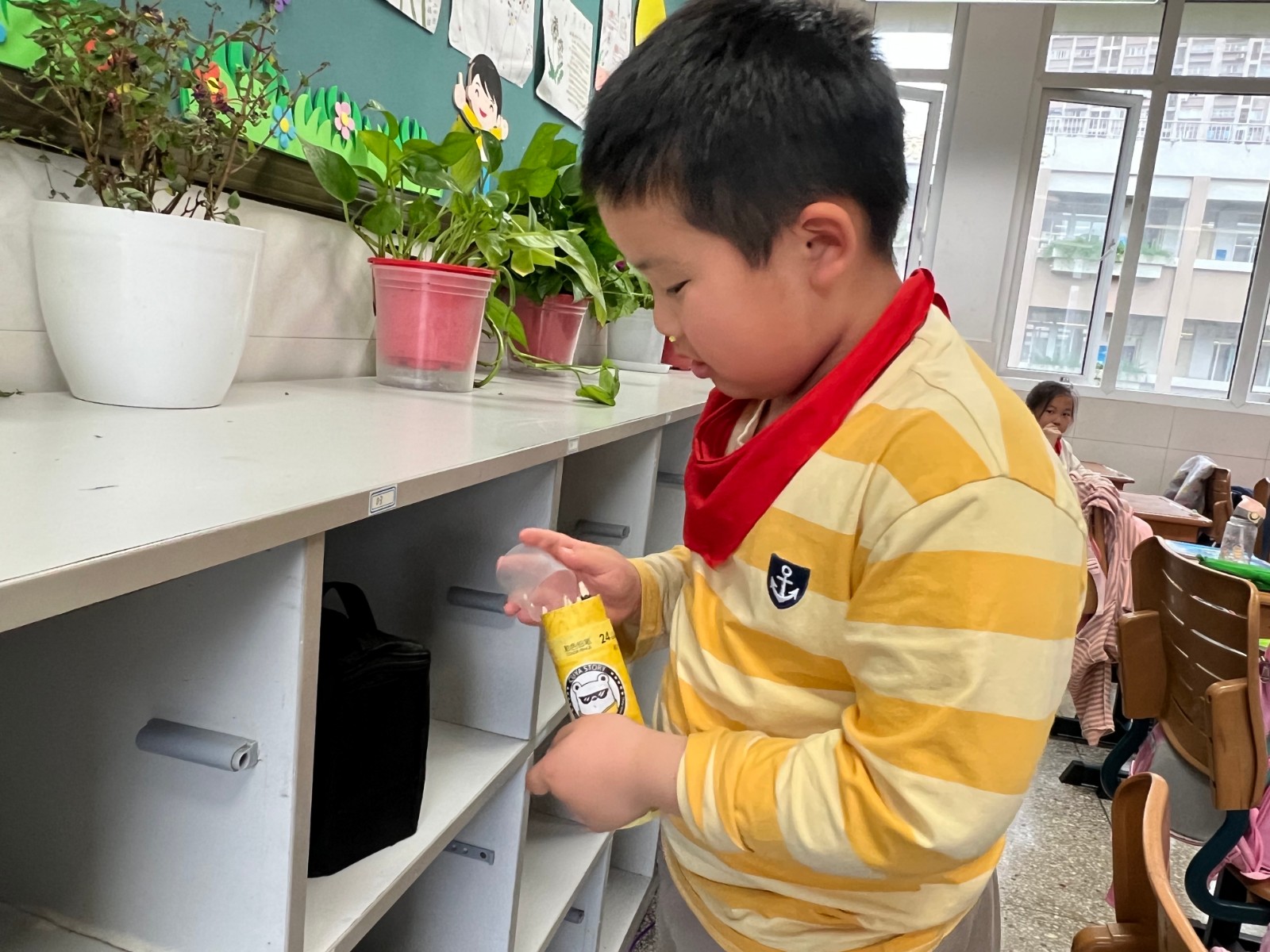 【花港一小】整理小达人之装饰书包柜 花港一小第九周主题班会