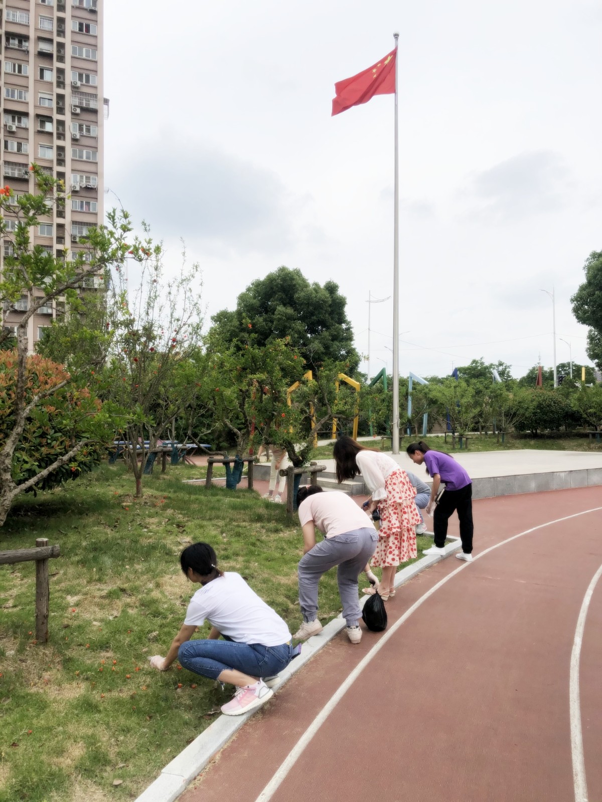 【阳光太阳城】推进劳动教育，发挥先锋作用 ——花港一小党支部“我为群众办实事”系列活动
