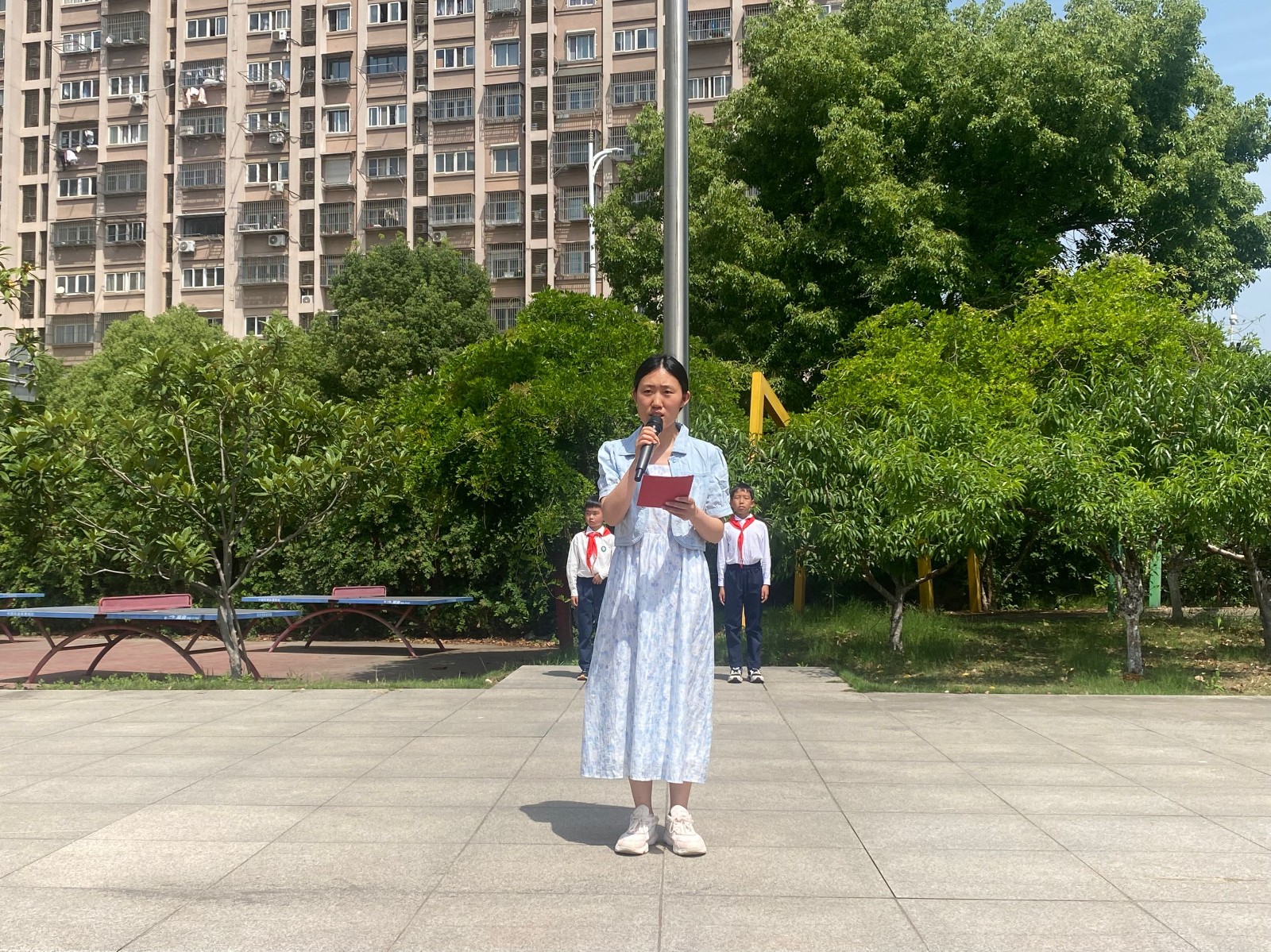 王娟老师国旗下讲话.jpg