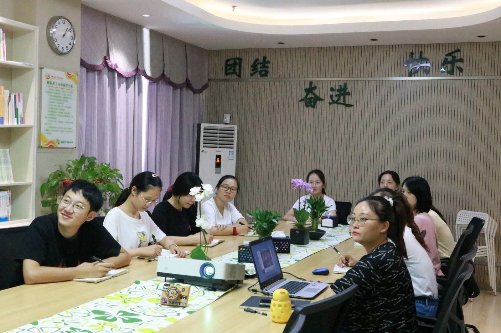 老师们认真听讲 (5).JPG