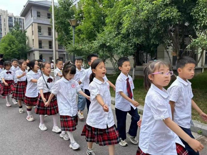 2.有序进退场，活力满校园——3月大课间进退场_html_76956ba3.jpg