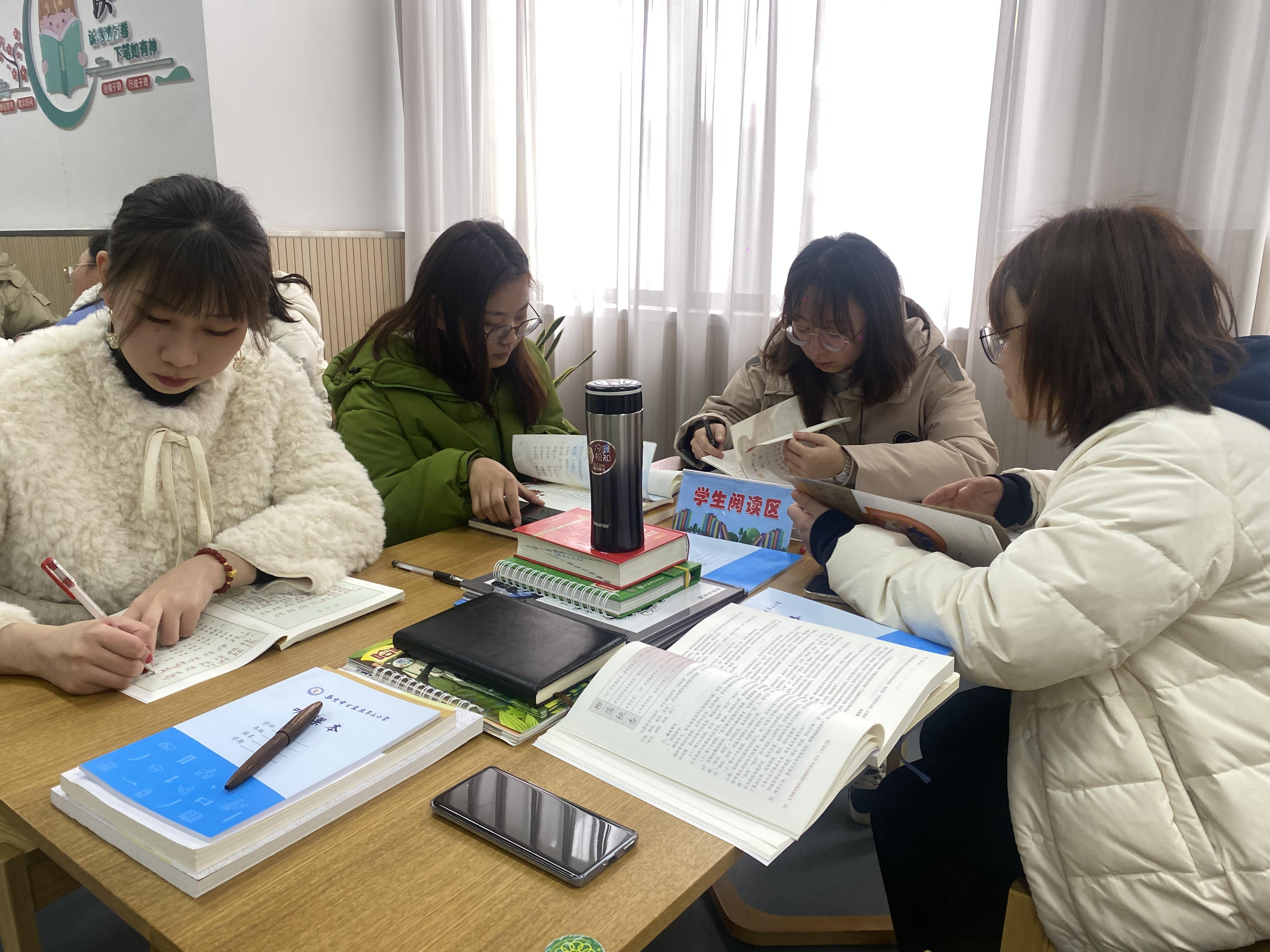 2.12语文组集体教研备课活动侧记_html_1d8bd27a.jpg