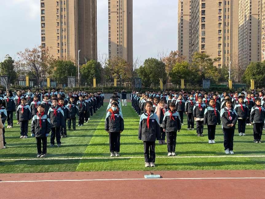 12.23二3、4班第十七周升旗仪式报道_html_m58c54289.jpg