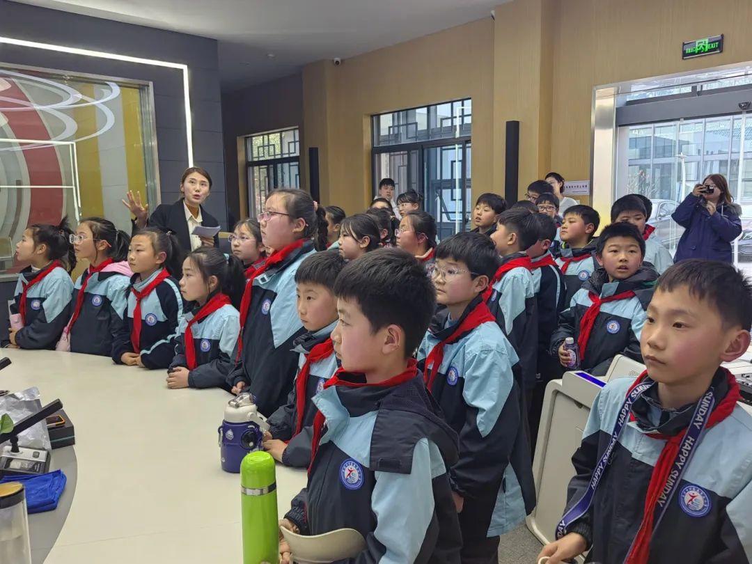 【正学丁三·德育】解锁新体验，探秘栖霞区融媒体中心_html_16cfc587.jpg