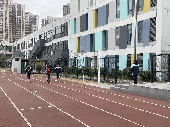 学雷锋精神，做优秀少年——丁家庄第三小学第三周主题升旗仪式侧记_html_m7cb452e2.jpg