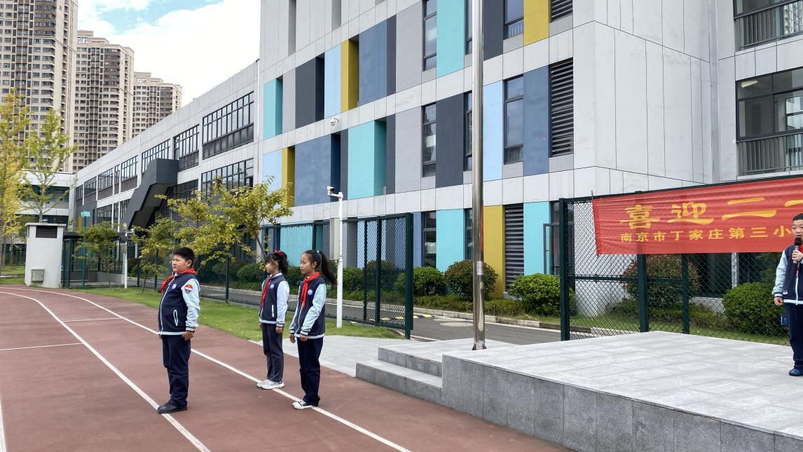 二2第六周升旗仪式报道(1)_html_5b965356.jpg