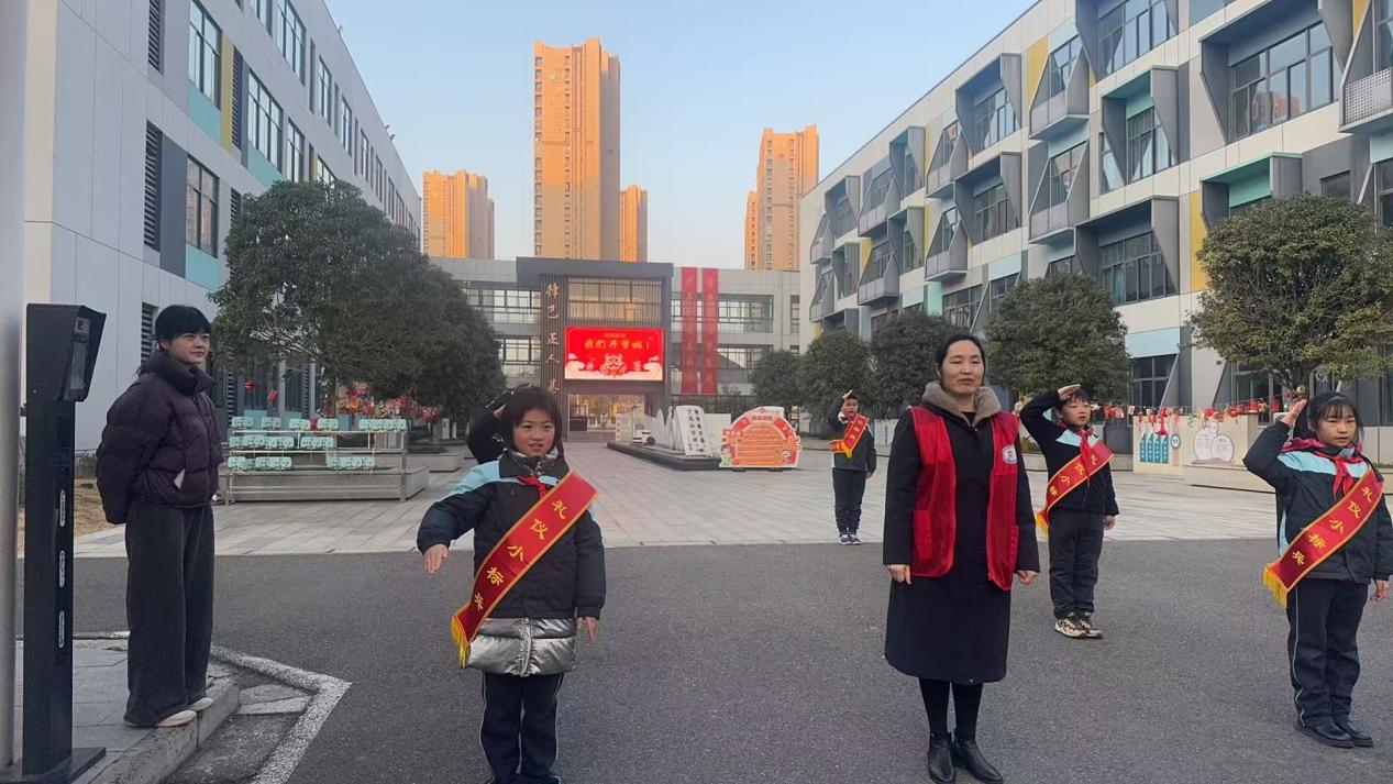 开学典礼新闻稿_html_m321f1fd1.jpg