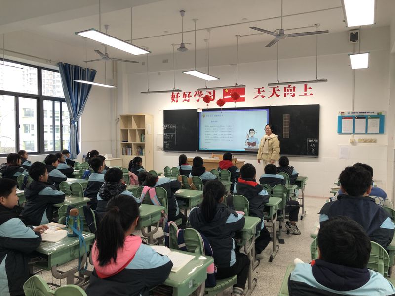 2.14班会课侧记_html_3b4c6b84.jpg