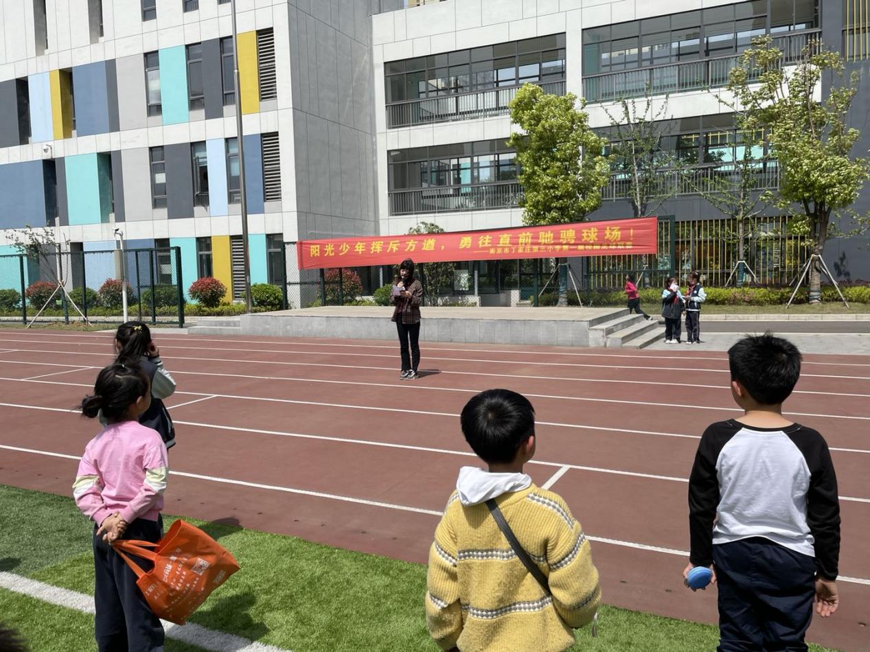 “跳蚤书市”活动报道_html_3ba98742.jpg