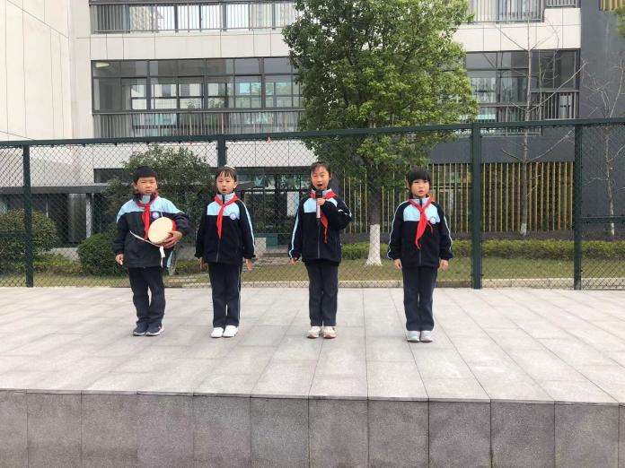 第十三周升旗仪式报道_html_17302142.jpg