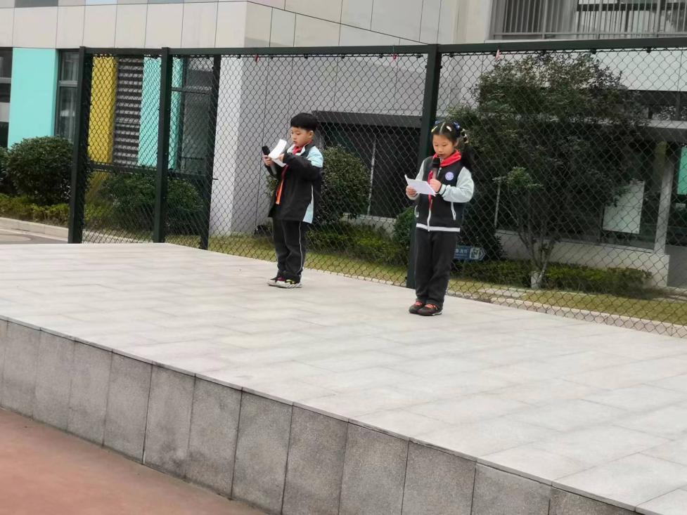 法律在我心，自觉尊法守法-丁家庄第三小学第14周升旗仪式侧记_html_2587e16d.jpg