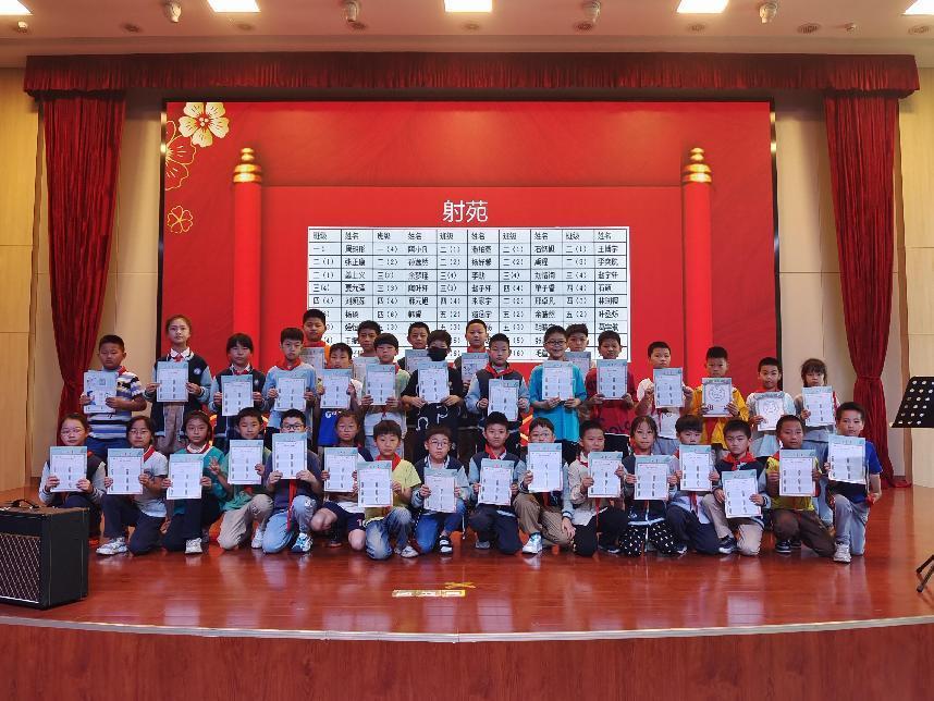 多彩展示庆六一  同心共育阳光娃_html_meaf1b70.jpg